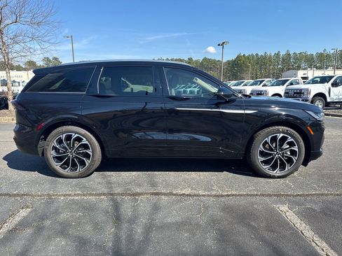 Used 2025 Lincoln Nautilus Reserve image 4