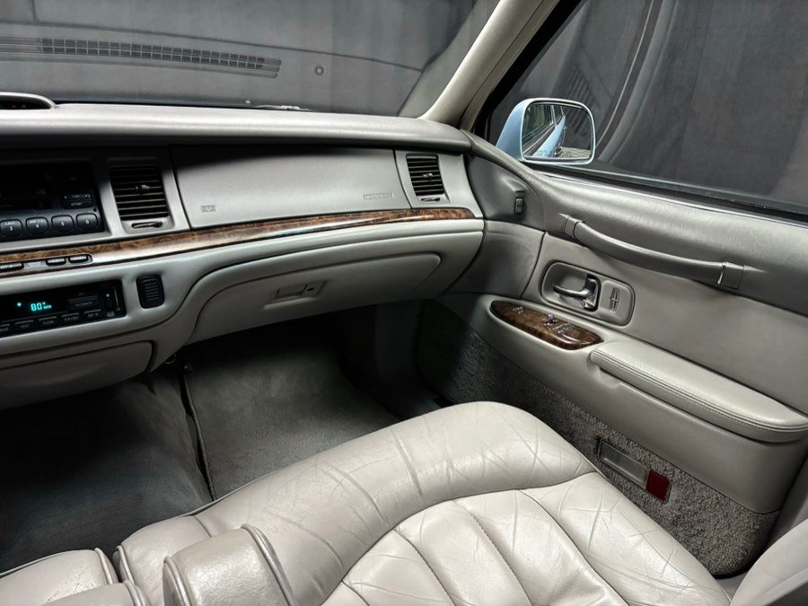 Used 1997 Lincoln Town Car Executive RWD image 37