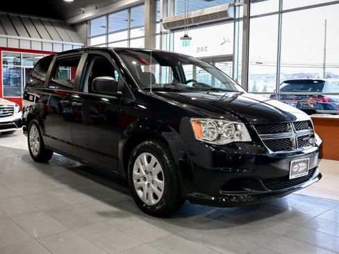 Used 2019 Dodge Grand Caravan SE w/ UConnect Hands-Free Group image 3