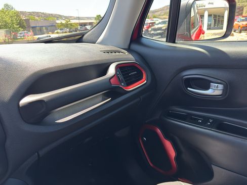 Used 2018 Jeep Renegade Trailhawk AWD/4WD image 22
