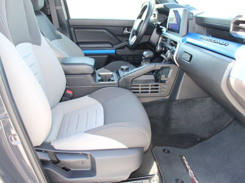 Used 2024 Toyota Tacoma TRD Sport image 19