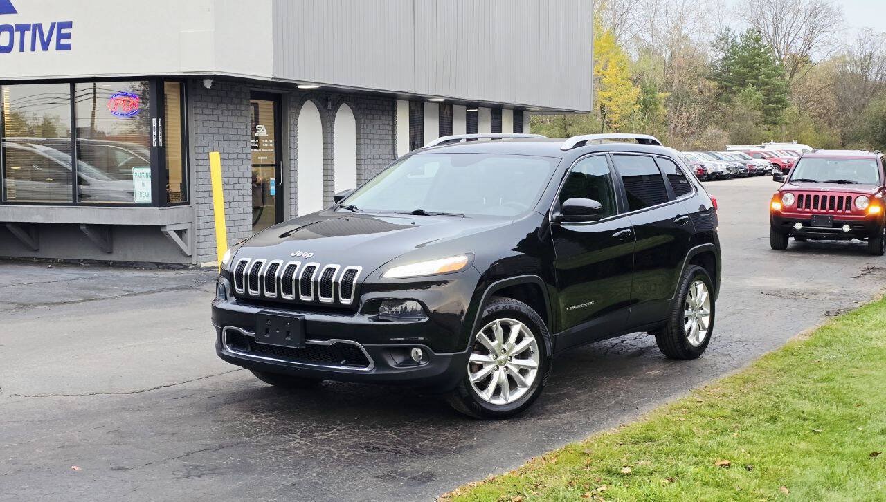 Used 2017 Jeep Cherokee Limited w/ Luxury Group AWD/4WD image 2