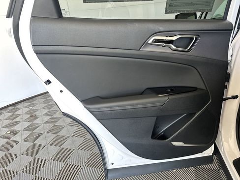 Used 2025 Kia Sportage SX image 29