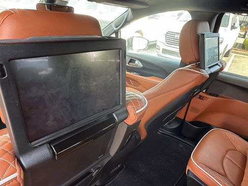 Used 2025 Chrysler Pacifica Pinnacle FWD image 25