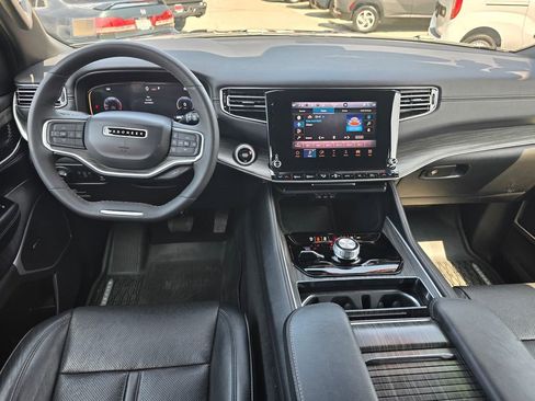 Certified 2024 Jeep Wagoneer L Series II w/ Flexible Seating Group AWD/4WD image 18