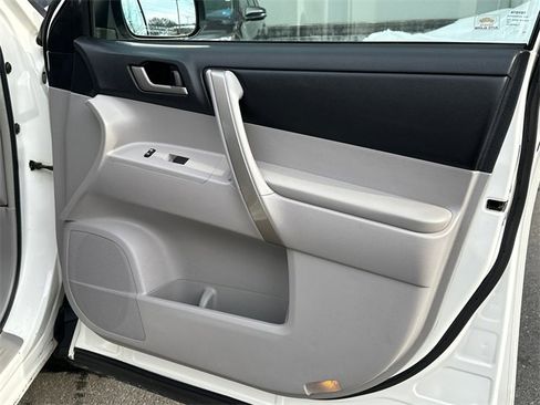 Used 2011 Toyota Highlander SE image 12