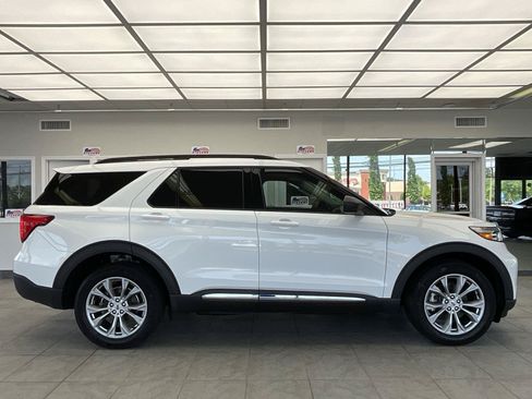 Used 2022 Ford Explorer XLT w/ Equipment Group 202A AWD/4WD image 4