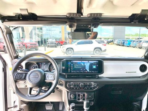 Used 2024 Jeep Gladiator Sport AWD/4WD image 17