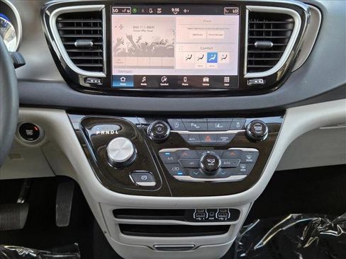 Used 2024 Chrysler Pacifica Touring-L image 15