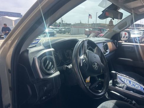 Used 2020 Toyota Tacoma SR5 RWD image 5