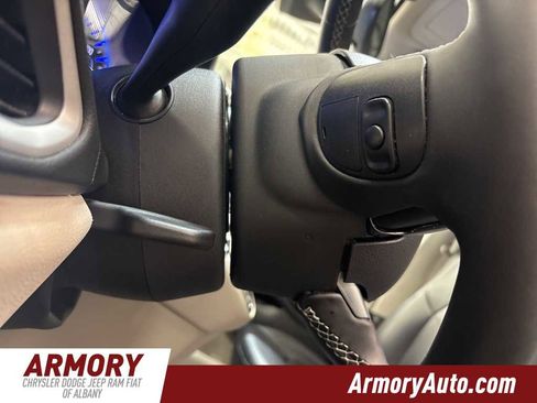 Used 2024 Chrysler Pacifica Touring-L image 12