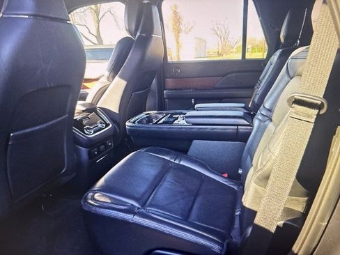 Used 2021 Lincoln Navigator Reserve image 12