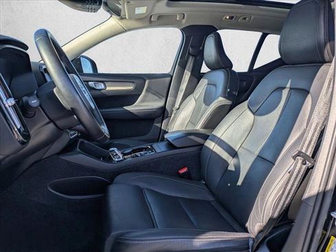 Used 2019 Volvo XC40 T4 Inscription image 16