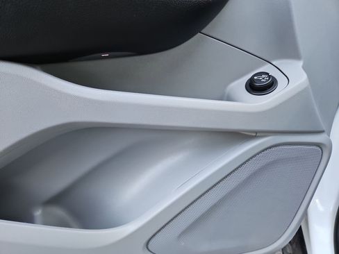 Used 2023 GMC Terrain SLT image 17