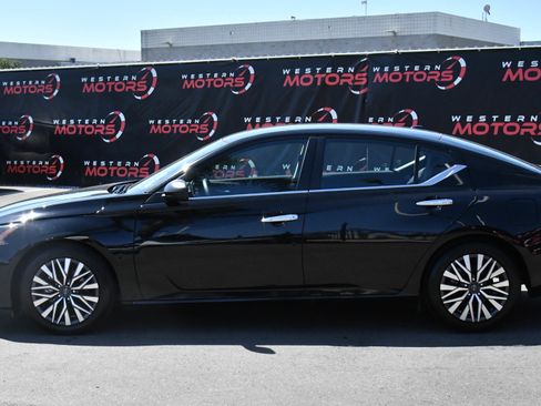 Used 2024 Nissan Altima 2.5 SV FWD image 4
