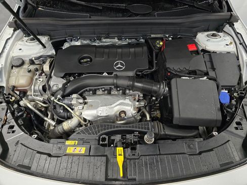 Used 2023 Mercedes-Benz GLB 250 4MATIC w/ Premium Package image 10