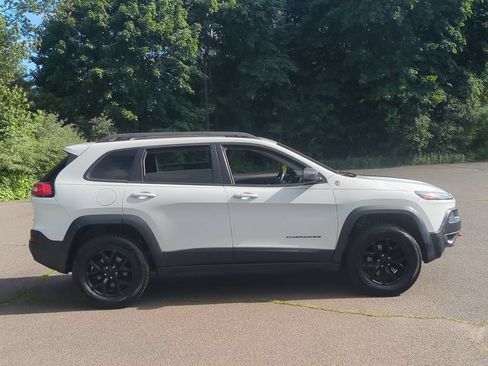 Used 2016 Jeep Cherokee Trailhawk AWD/4WD image 3