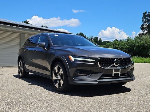 Used 2023 Volvo V60 B5 Cross Country Plus w/ Climate Package AWD/4WD image 9