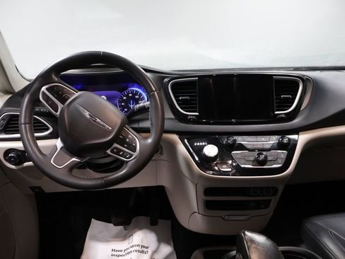 Used 2022 Chrysler Pacifica Touring-L image 18