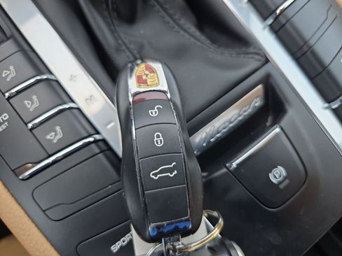 Used 2018 Porsche Macan AWD/4WD image 32