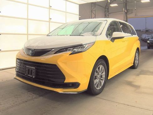 Used 2022 Toyota Sienna LE image 1