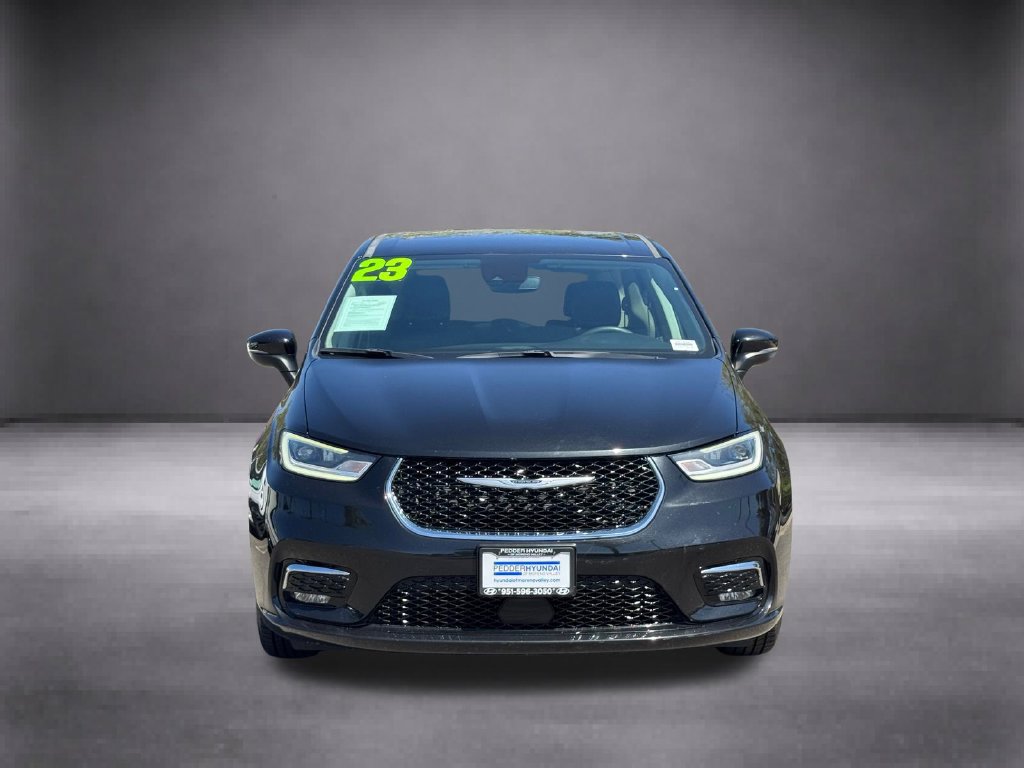 Used 2023 Chrysler Pacifica Touring-L FWD image 3