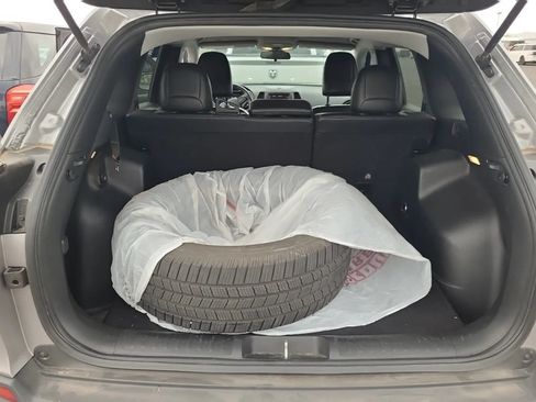 Used 2019 Jeep Cherokee Latitude Plus AWD/4WD image 10