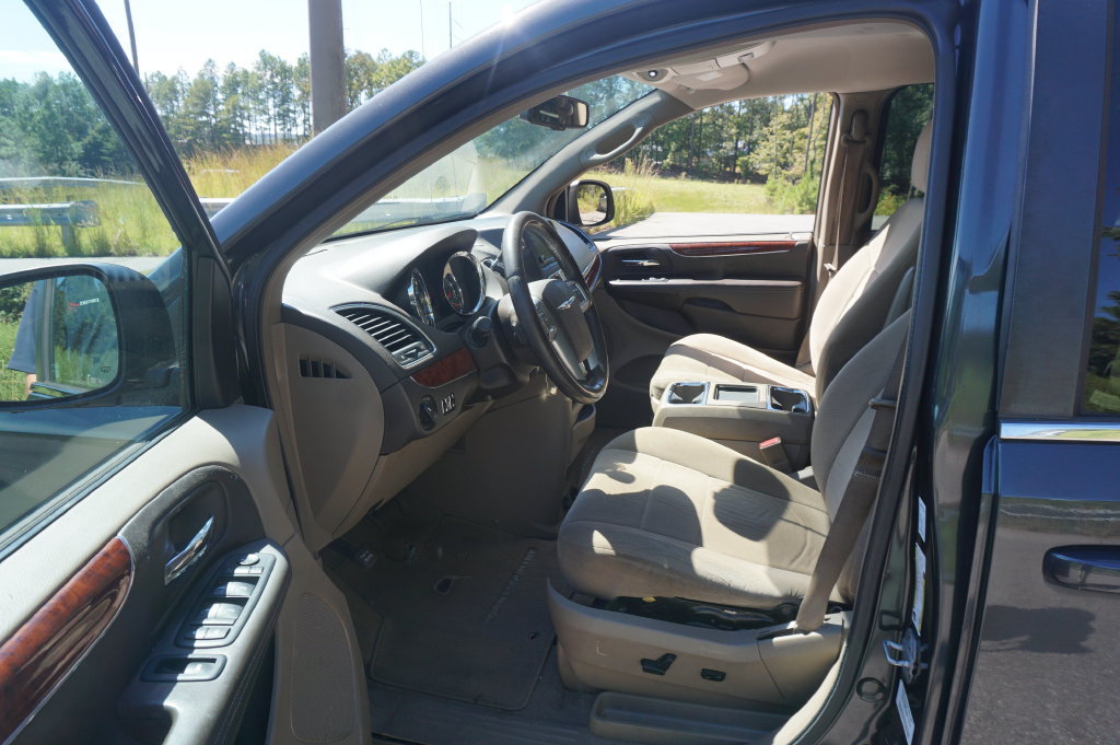 Used 2012 Chrysler Town & Country Touring w/ Entertainment Group #1 FWD image 2