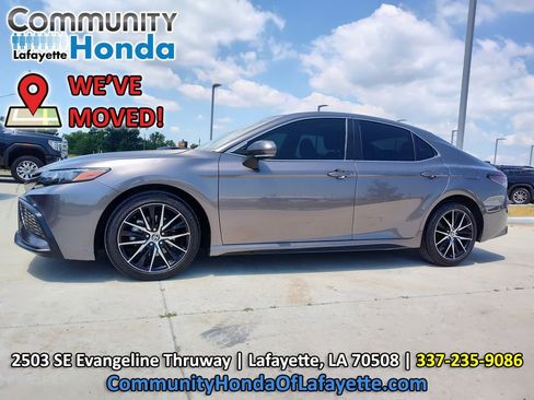 Used 2022 Toyota Camry SE FWD image 3