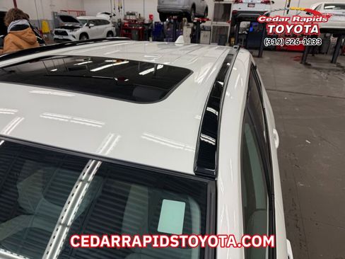 Used 2022 Toyota RAV4 XLE Premium image 7