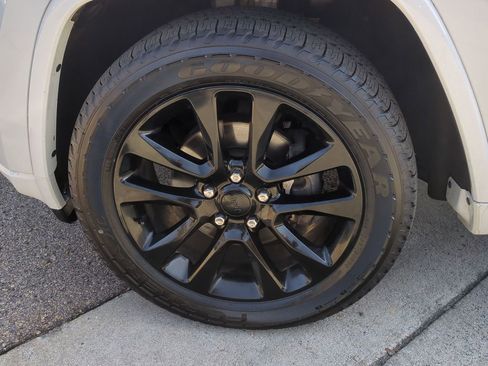 Used 2017 Jeep Grand Cherokee Altitude image 10