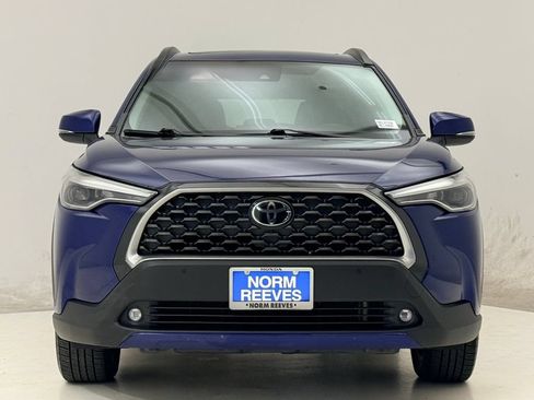 Used 2022 Toyota Corolla Cross XLE w/ Convenience Package FWD image 3