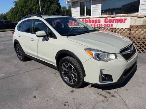 Used 2017 Subaru Crosstrek 2.0i Premium AWD/4WD image 2