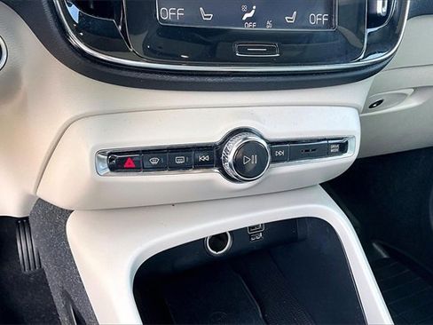 Used 2020 Volvo XC40 T5 Inscription image 15