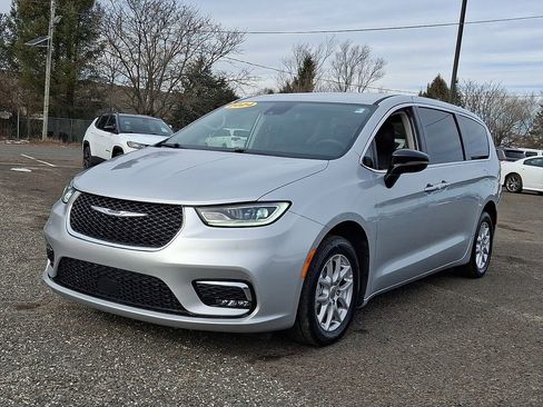 Certified 2024 Chrysler Pacifica Touring-L FWD image 5