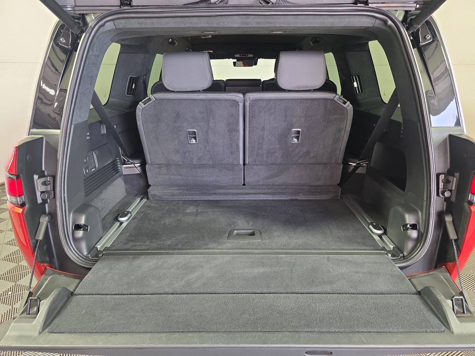 Used 2025 Rivian R1S Adventure Dual AWD/4WD image 15