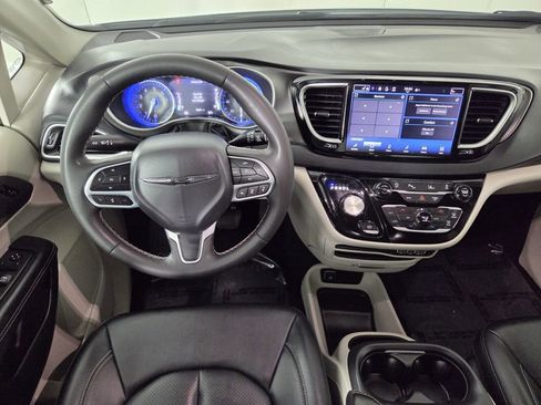 Certified 2024 Chrysler Pacifica Touring-L image 12