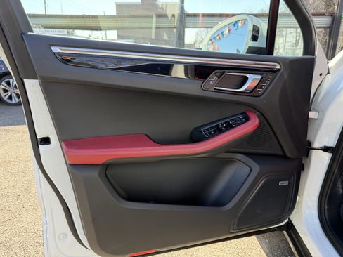 Used 2020 Porsche Macan image 26