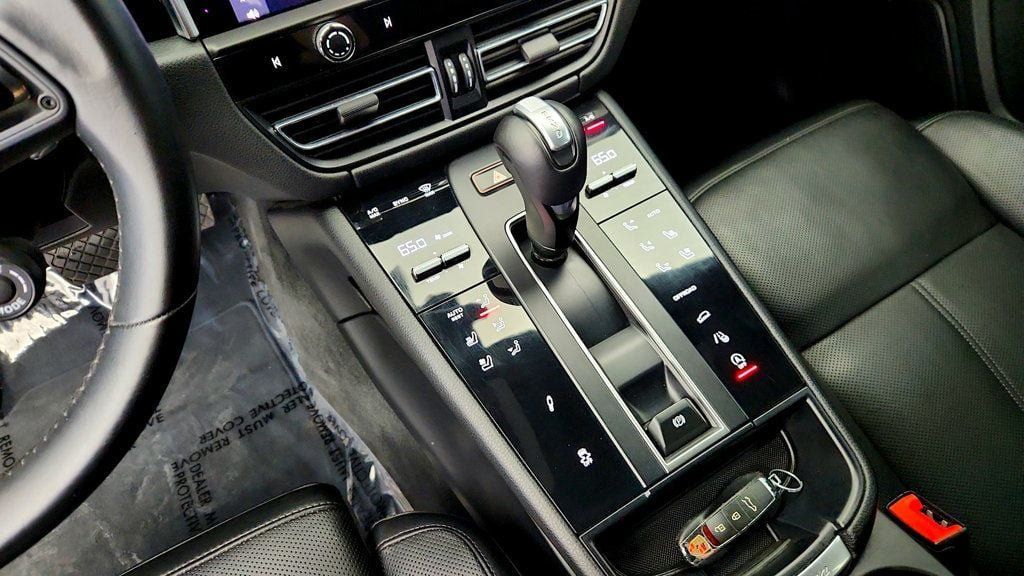 Used 2024 Porsche Macan Turbo w/ Premium Plus Package AWD/4WD image 18