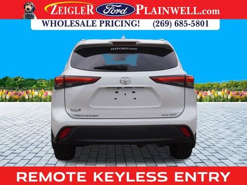 Used 2023 Toyota Highlander XLE image 4