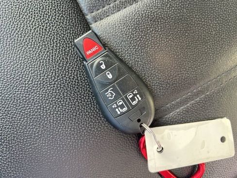 Used 2016 Chrysler Town & Country Touring FWD image 21