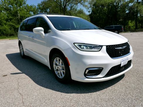 Used 2021 Chrysler Pacifica Touring-L image 4