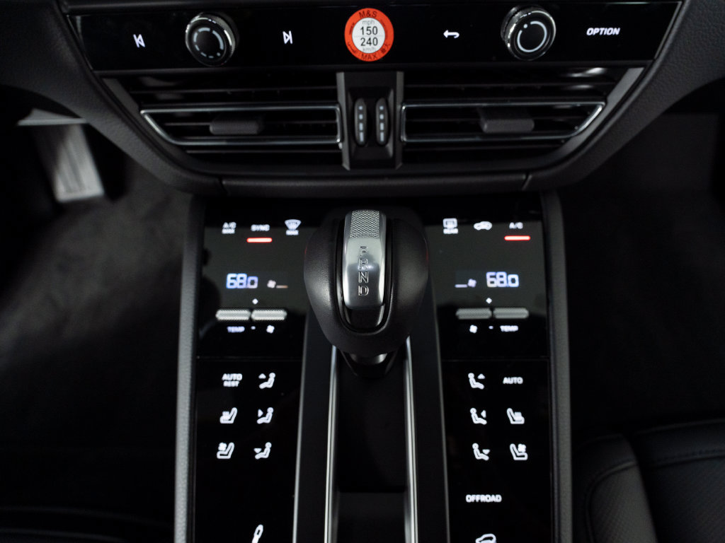 Certified 2026 Porsche Macan Turbo AWD/4WD image 29