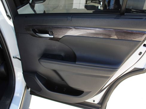 Used 2023 Toyota Highlander Limited FWD image 24
