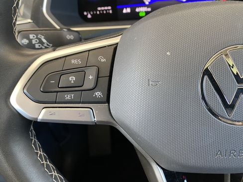 Used 2023 Volkswagen Tiguan SE w/ Panoramic Sunroof Package FWD image 6
