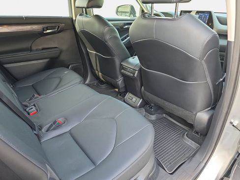 Used 2021 Toyota Highlander Limited FWD image 11