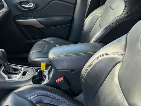 Used 2017 Jeep Cherokee Limited image 11