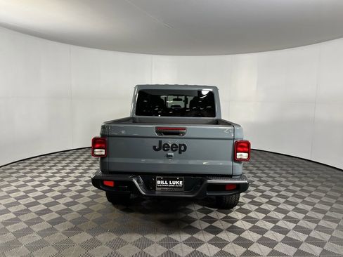 Used 2025 Jeep Gladiator Sport image 8
