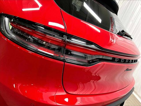 Used 2025 Porsche Macan AWD/4WD image 34