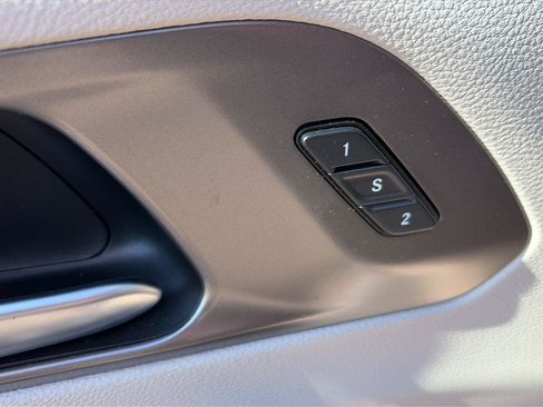 Used 2021 Chrysler Pacifica Touring-L w/ Uconnect Theater Family Group AWD/4WD image 15